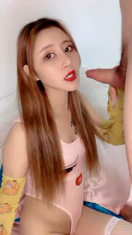 死库水网红美女 一线天无毛馒头逼 抓着屌吸吮深喉 特写视角猛怼骚穴 1