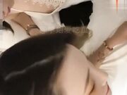 1男3女酒店玩猜拳游戏 女孩嫌弃太磨叽 说直接奔主题开操我们吧