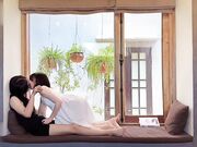 露脸嫩萝莉窗台打炮主动舔鸡巴抱起深插白浆被操出顺着腿流下来