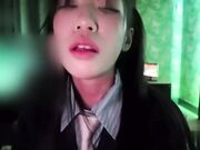 陪朋友去打羽毛球因为穿得太可爱被拉去唱歌唱了一会儿就被抓去厕所了