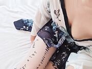 如狼似虎的妈妈开着门对着外面被内射 还从逼里拿出丝袜送给邻居